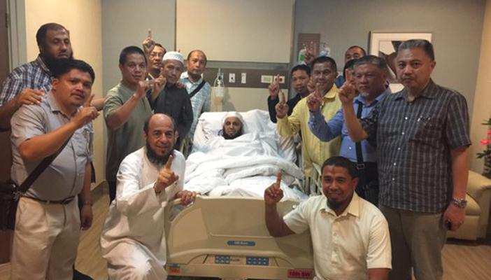 دعاة مانيلا  يزورون “القرني” بعد نجاته من محاولة اغتيال