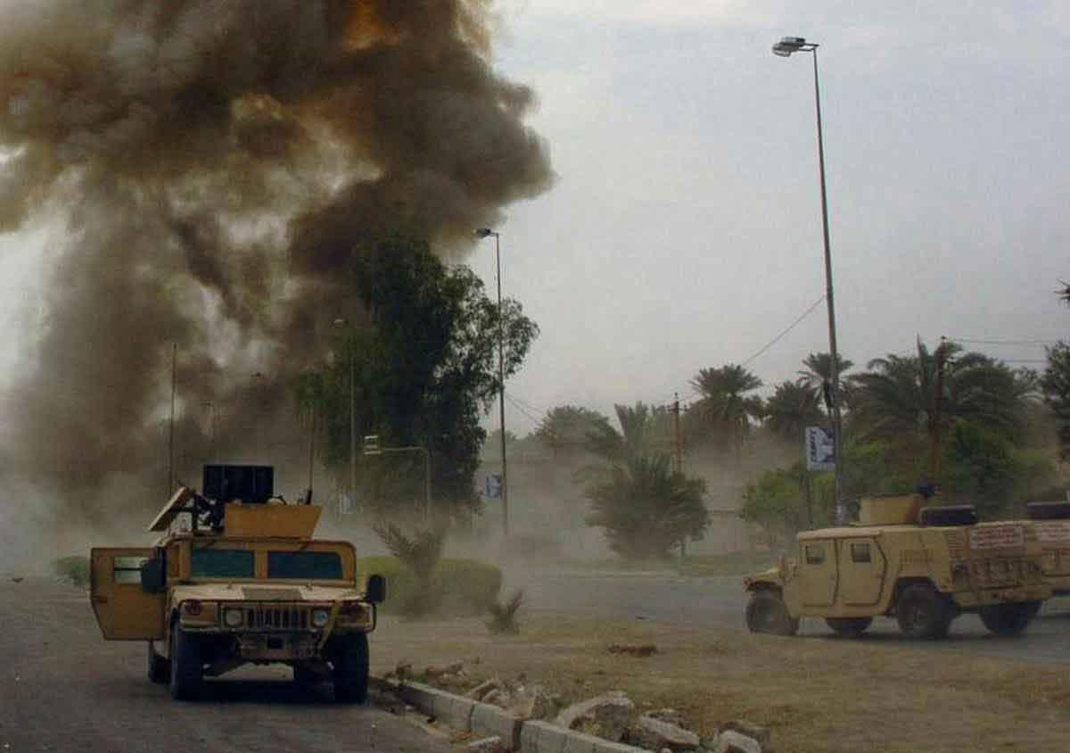 مقتل ضابط ومجنديْن بالجيش وإصابة 3 في استهداف مدرعة بالعريش