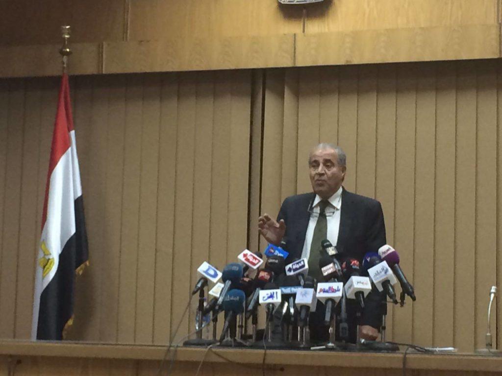 وزير التموين يتراجع عن قرار تخفيض حصص البطاقات ويعتذر عن أزمة الخبز