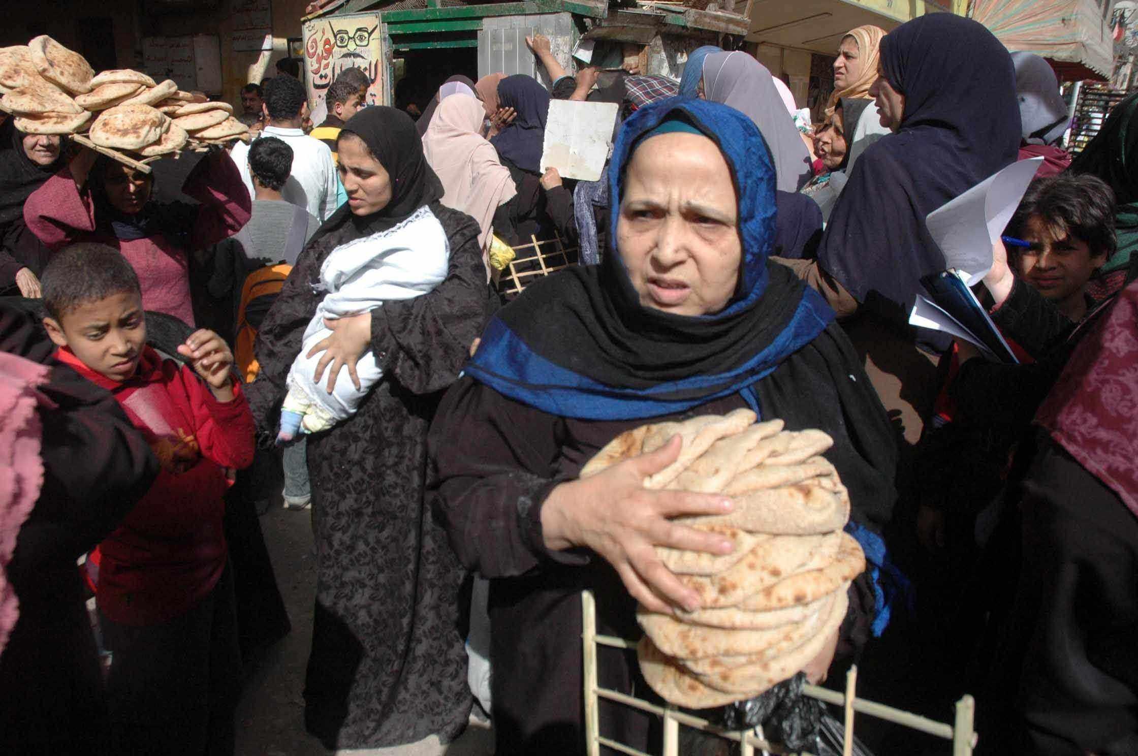 خبير لـ”رصد”: أزمة “كروت العيش” خطوة نحو تخفيض دعم السلع الأساسية
