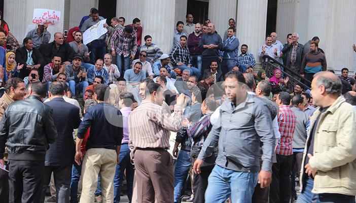 بالصور.. وقفة احتجاجية للعاملين بسنترال رمسيس للمطالبة برفع الأجور