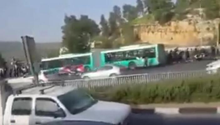 بالفيديو.. إطلاق نار على حافلة “إسرائيلية” في مدينة القدس