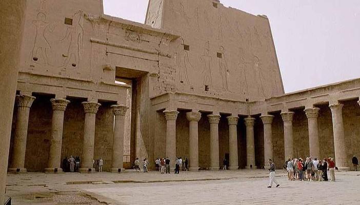 “المركزي للإحصاء”: أعداد السياح تتراجع بنسبة 5.6% خلال عام 2015