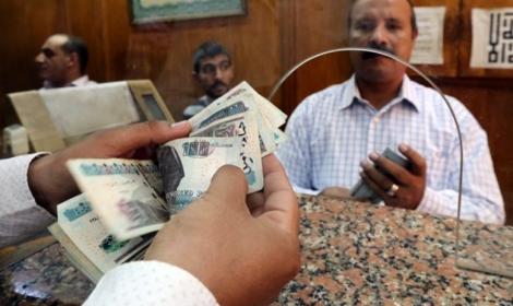 رويترز: ودائع المصريين بالبنوك في خطر