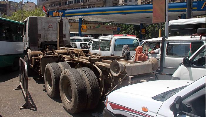 حكومة الانقلاب تنفي رفع أسعار السولار وتعد بزيادة الضخ