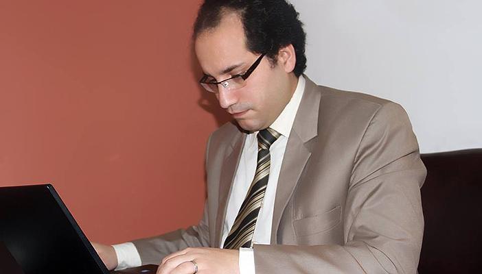 أسرة الصحفي “القبانى” تعرب عن قلقها من سوء معاملته