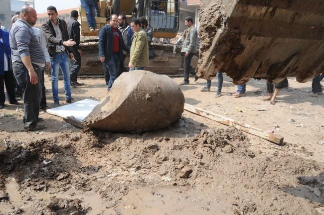 “أضحوكة العالم”يجتاح تويتر.. ومغردون: بنخرج الآثار بالونش