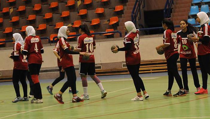 سيدات الأهلي يحتفلن مع “الأولتراس” بعد تتويجهن ببطولة القاهرة