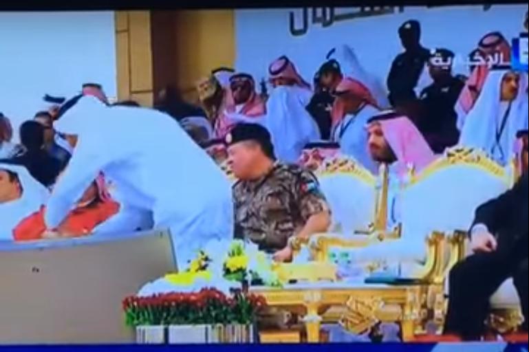 بالفيديو.. رد فعل محمد بن سلمان بعد اقتراب بن زايد من ملك السعودية