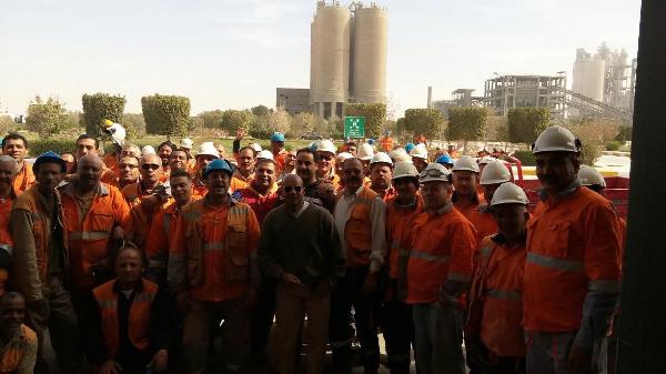 عمال السويس للأسمنت يعلنون التصعيد للحصول على حقوقهم