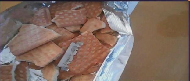 بالفيديو.. “أمواس حلاقة” داخل أكياس البسكويت المدرسي في البحيرة