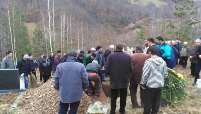 مسلمون يشيعون جنازة مسيحي في البوسنة