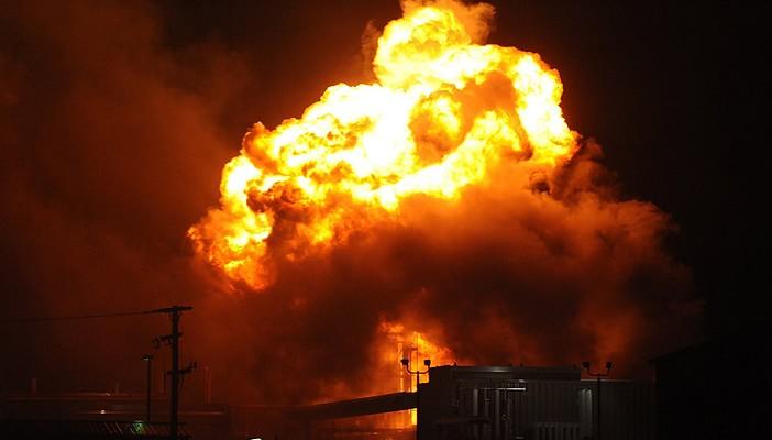 تفجيرات العاشر.. تقطع المياه والكهرباء وتوقف المصانع