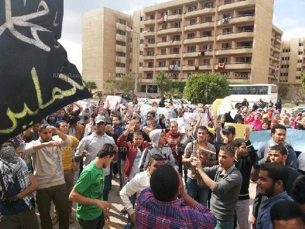 وقفة بجامعة حلوان تنديدا بموقف رئيس الجامعة من اعتقال الطلاب