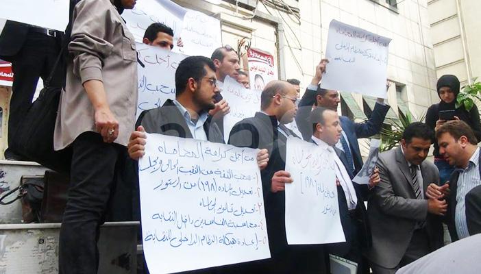 بالصور.. وقفة احتجاجية أمام نقابة المحامين لسحب الثقة من سامح عاشور