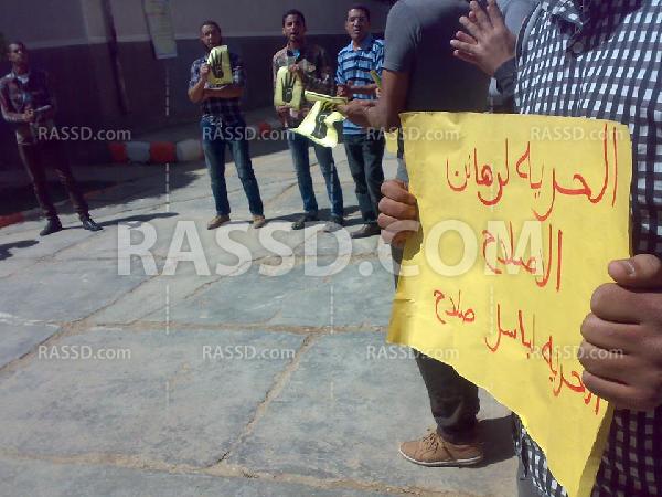 وقفات منددة بالانقلاب لطلاب الهندسة والتجارة بجامعة أسوان