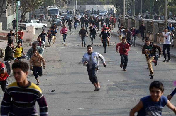 قوات الأمن تطارد المتظاهرين حتى كوبرى قصر النيل