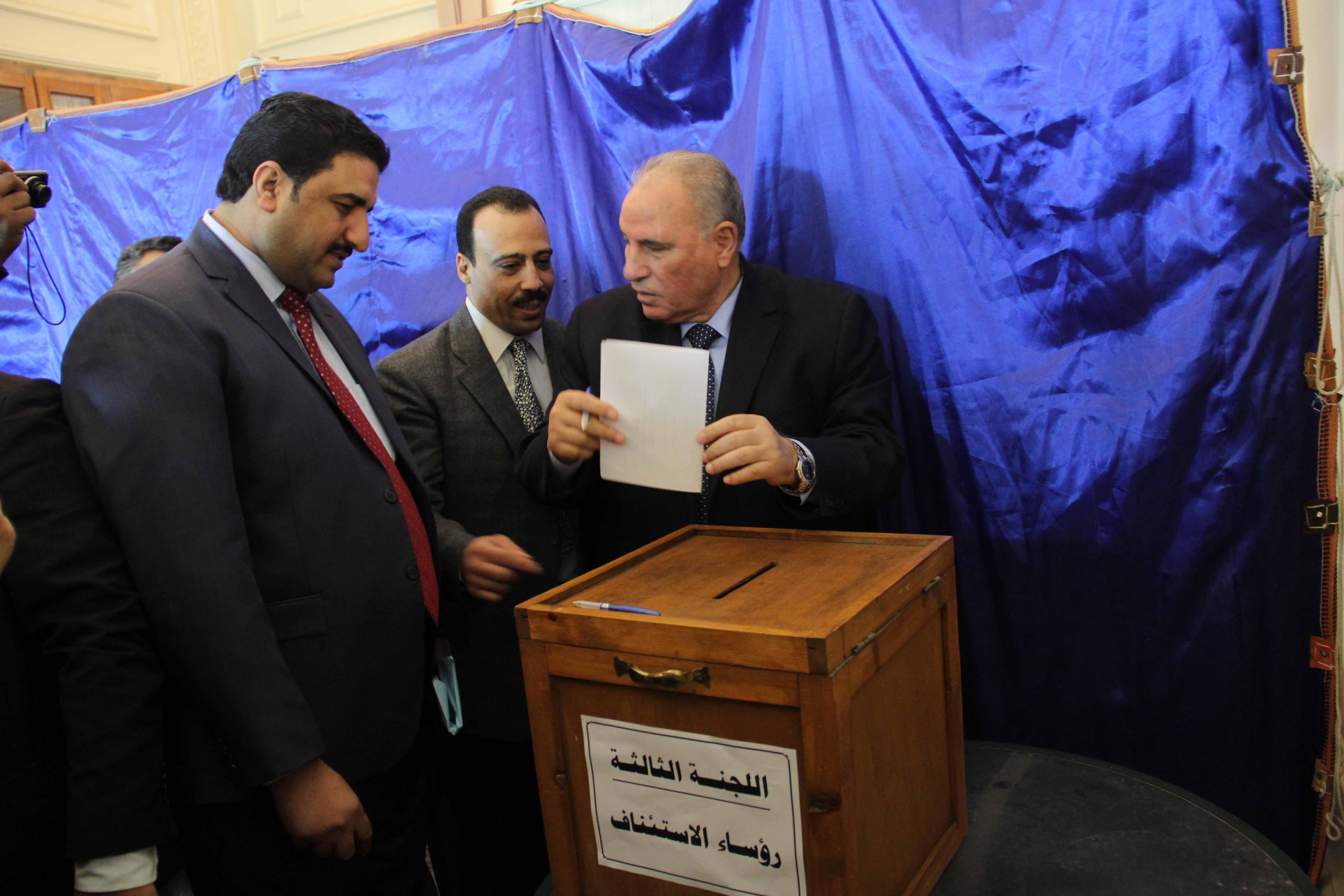 نادي القضاة يتحدى الشعب المصري ويعلن تمسكه بالزند وزيرًا للعدل