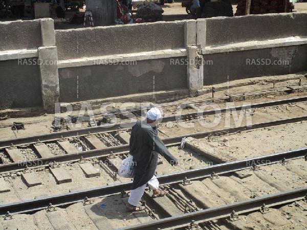 بالصور.. سوق وموقف حول شريط سكة حديد بالمنيا