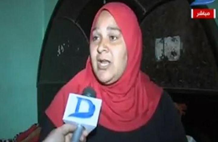 ممزقة حجابها..”سيدة الخبز” : أنا لست من الإخوان