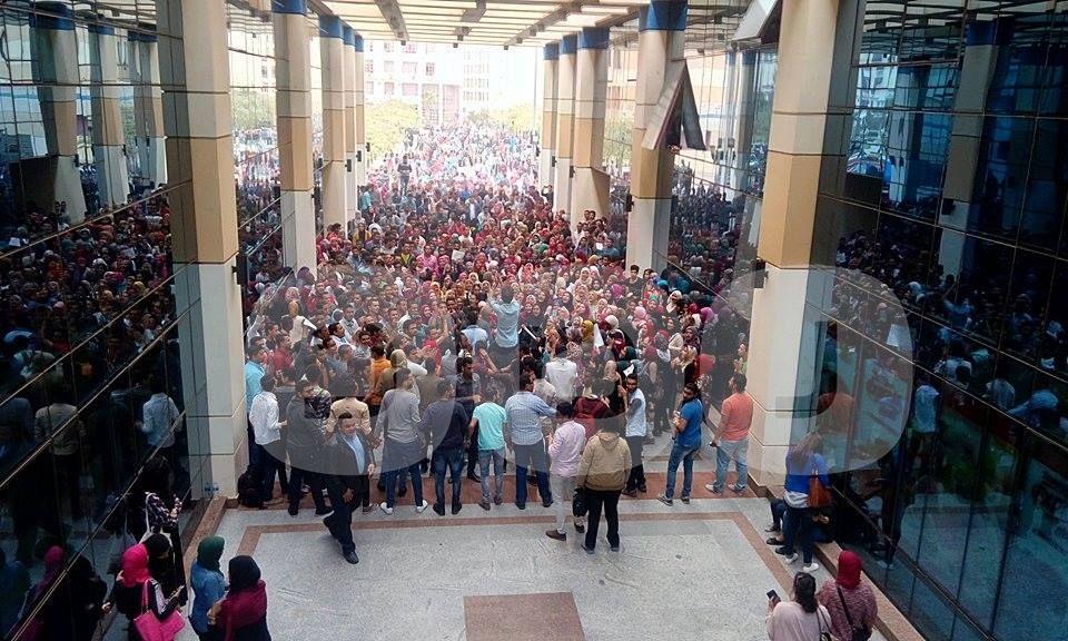 بالصور.. طلاب كليات العلوم الطبية يحتجون على قرار وزير التعليم العالي