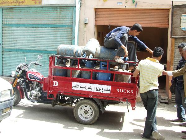 تموين الأقصر يبدأ منظومة توزيع أنابيب البوتاجاز