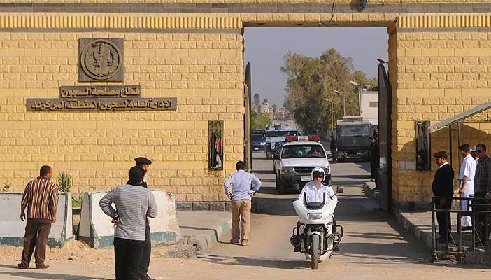 احتجاز والدة معتقل في سجن طرة في أثناء الزيارة