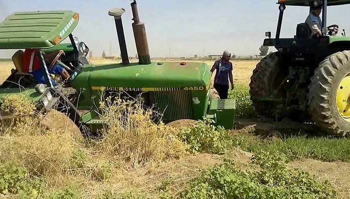 جرار يدهس شخصين ويصيب آخر بقنا