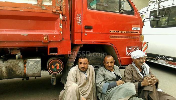 سائقو النقل بأسيوط: “التروسيكل قعدنا على الرصيف”