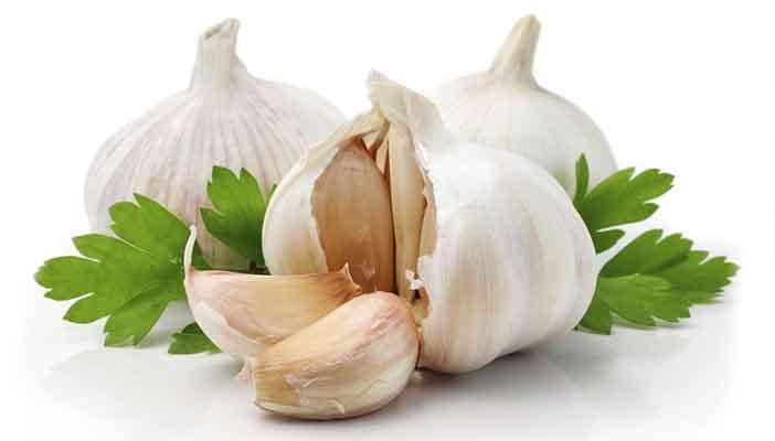 يخفض الضغط ويمنع الجلطات.. 8 فوائد صحية للثوم