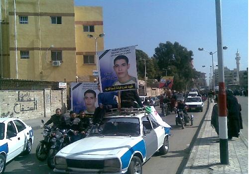 مسيرة تندد بمشاركة أسر شهداء بورسعيد في لقاء الرئيس