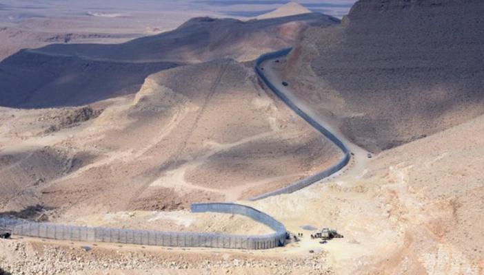 خاص لـ”رصد”: “إسرائيل” تزيل 400 متر من السياج الخرساني بسيناء