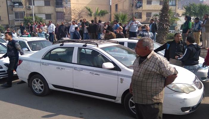 سائقو التاكسي الأبيض للحكومة: سيارات ملاكي تزاحمنا في أرزاقنا