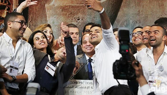 بالفيديو.. صراخ فتاة بصوت عال بعد اقترابها من السيسي