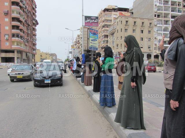 سلسلة بشرية لرابطة أهالي المعتقلين ببورسعيد