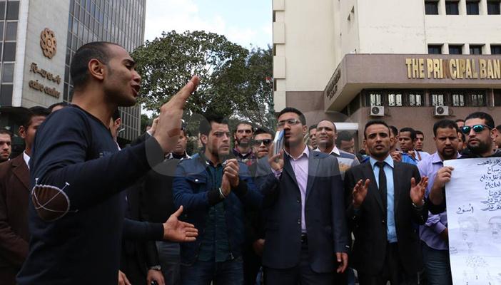 بالصور.. وقفة احتجاجية لحملة الماجستير أمام مجلس النواب