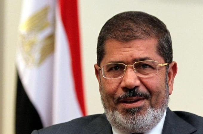 مرسي يهنأ نقيب الصحفيين الجديد