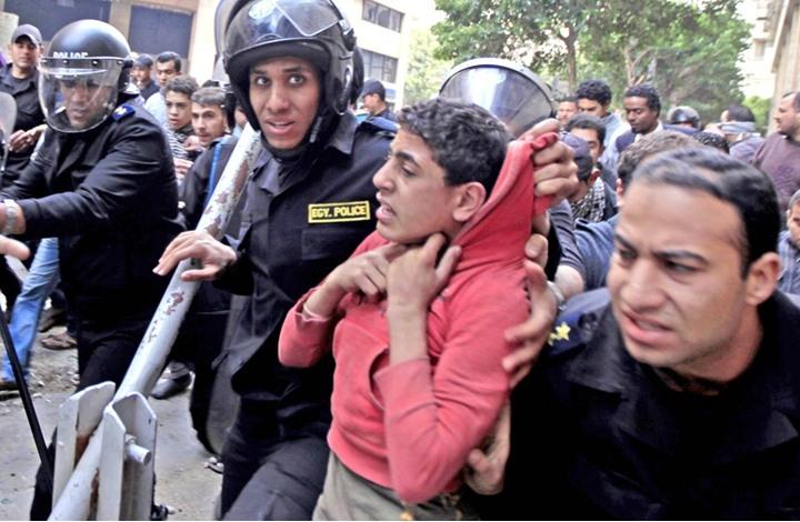 مصر.. نقل أطفال معتقلين إلى “سلخانة طرة” بالضرب والتعذيب