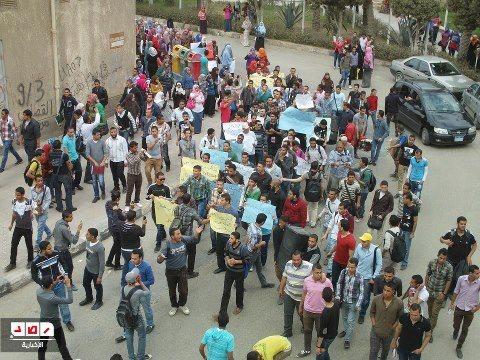 طلاب حلوان يتظاهرون للتنديد بتفتيش 3 طالبات بالجامعة