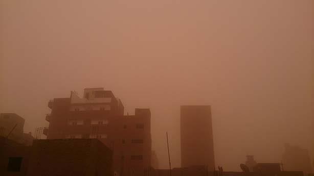 بالصور.. سماء المنيا “برتقالية” ورفع حالة الطوارئ بالمحافظة