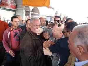 محافظ بورسعيد يكمم فم تاجر لمنعه من الحديث عن الفساد