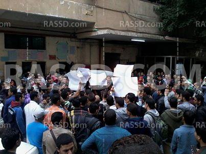 وقفة إحتجاجية لطلاب المعهد الفني لممارسات إدارتهم التعسفية