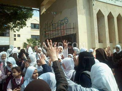 وقفة لطالبات المعهد الأزهري بالشيخ زايد رفضا لاعتقال زملائهن