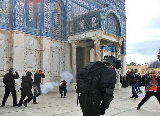 الشرطة الصهيونية تعتدي بالضرب على المصلين داخل الأقصى