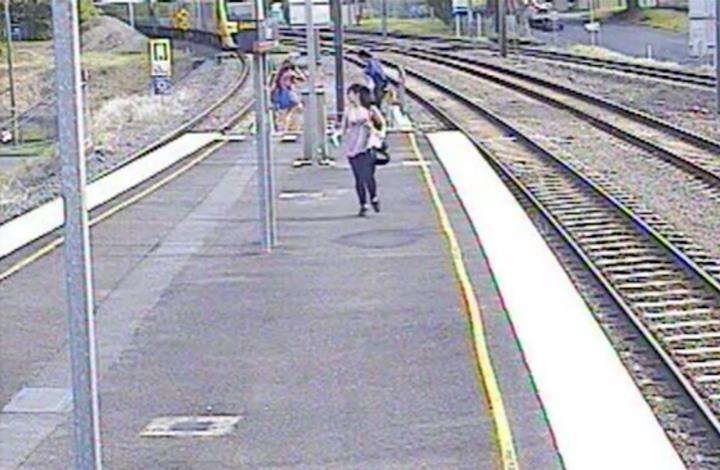 بالفيديو.. فتاة أسترالية توقف قطارًا لإنقاذ حياة ببغاء