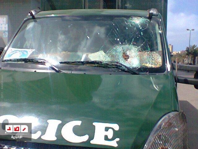 الإسكندرية: متظاهرون يحطمون زجاج سيارة تابعة للأمن المركزي