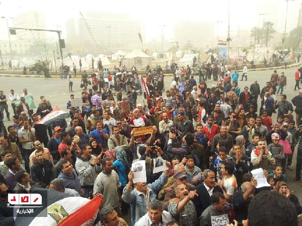 عشرات المتظاهرين في التحرير يدعون لمسيرة للمقطم