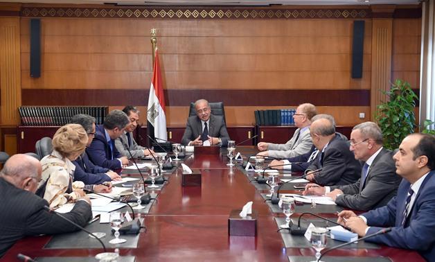 “البترول” على رأس القائمة.. الحكومة تبيع أسهم شركاتها لسد العجز