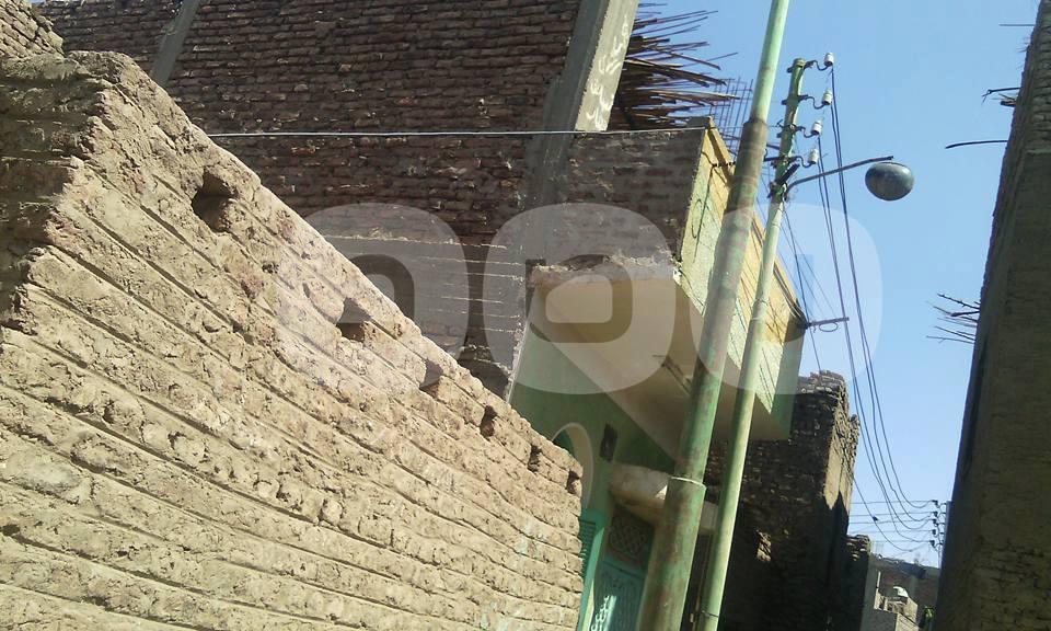 بالصور.. أعمدة الكهرباء خطر يهدد حياة المواطنين في الأقصر