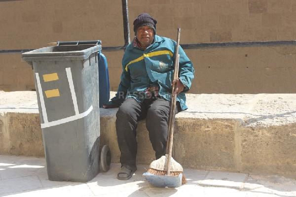 ظلم الحكومة لعامل النظافة يحول مصر لـ”صندوق زبالة”